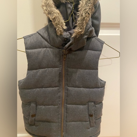 Janie and Jack hooded puffer vest with faux fur trim - Picture 2 of 6